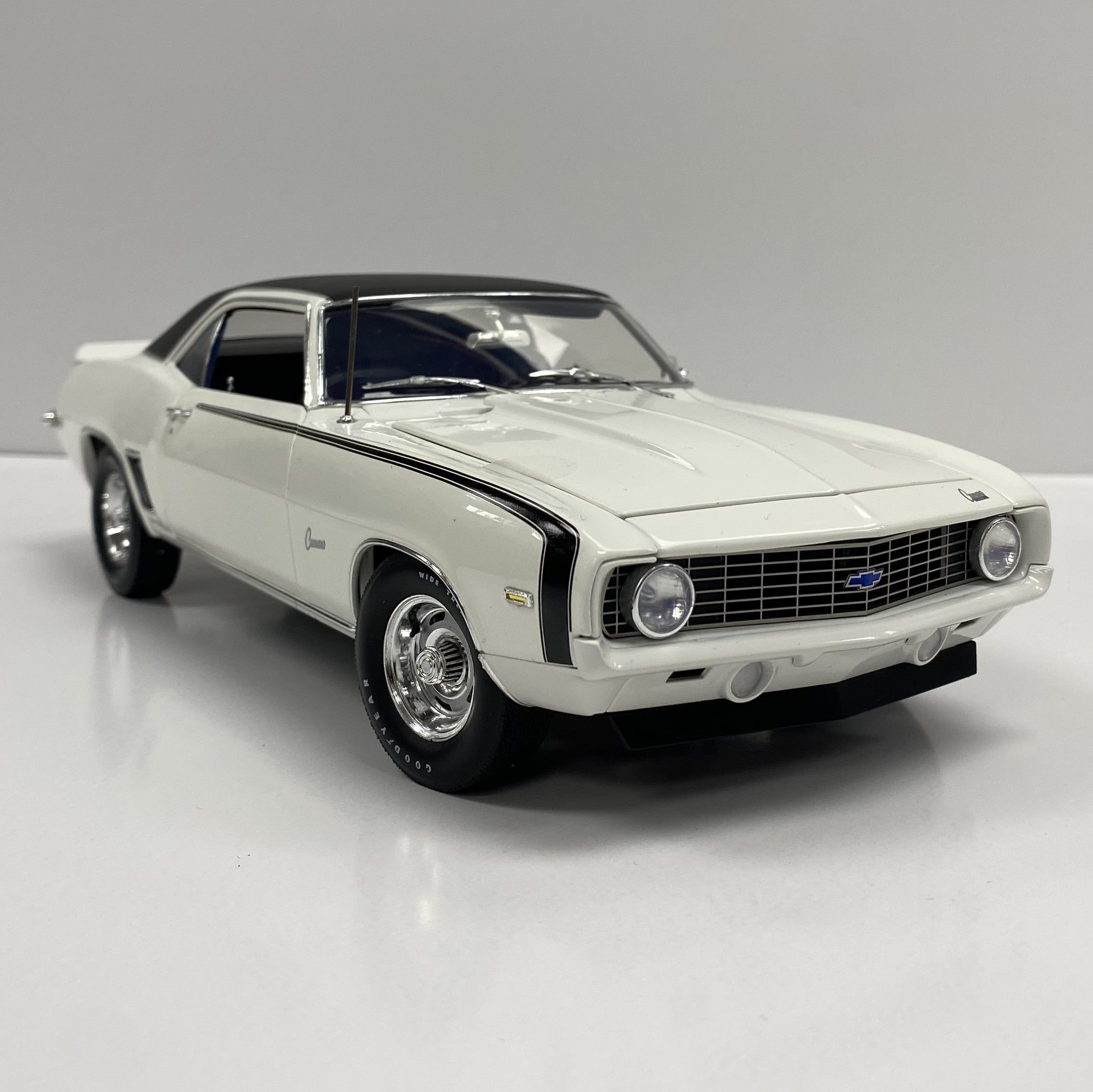 1/18 1969 COPO Camaro White with Vinyl Top