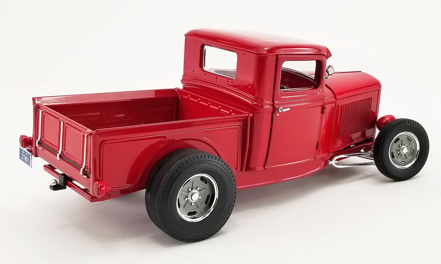 1/18 scale model of 1932 Ford Hot Rod Pick Up truck.