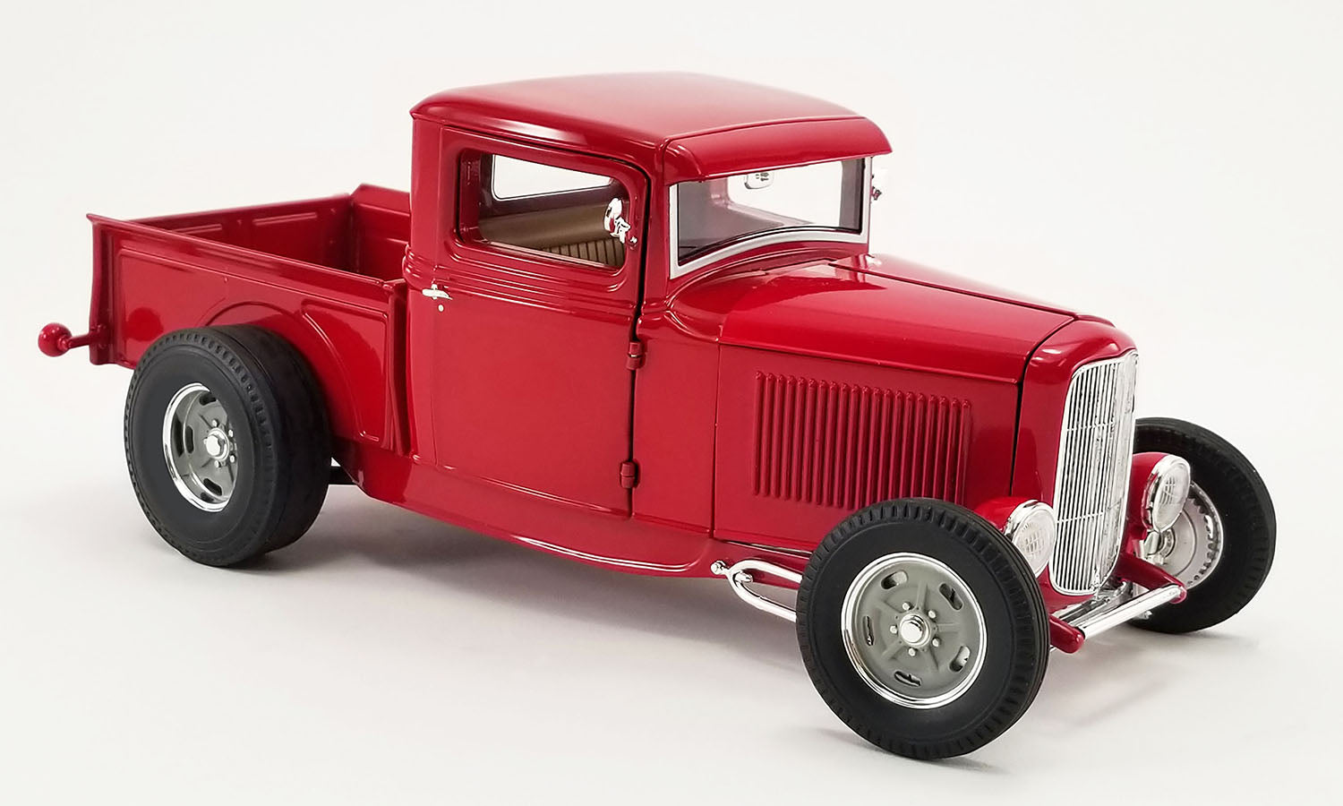 1/18 scale model of 1932 Ford Hot Rod Pick Up truck.
