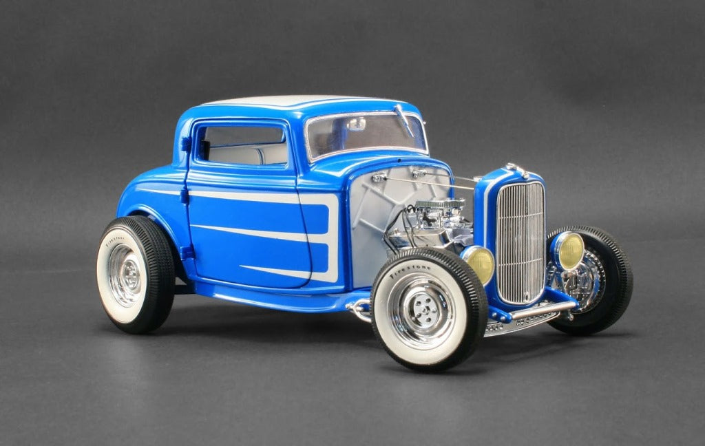 A 1/18 scale model of a 1932 Ford Three Window Coupe in blue color with a white interior.