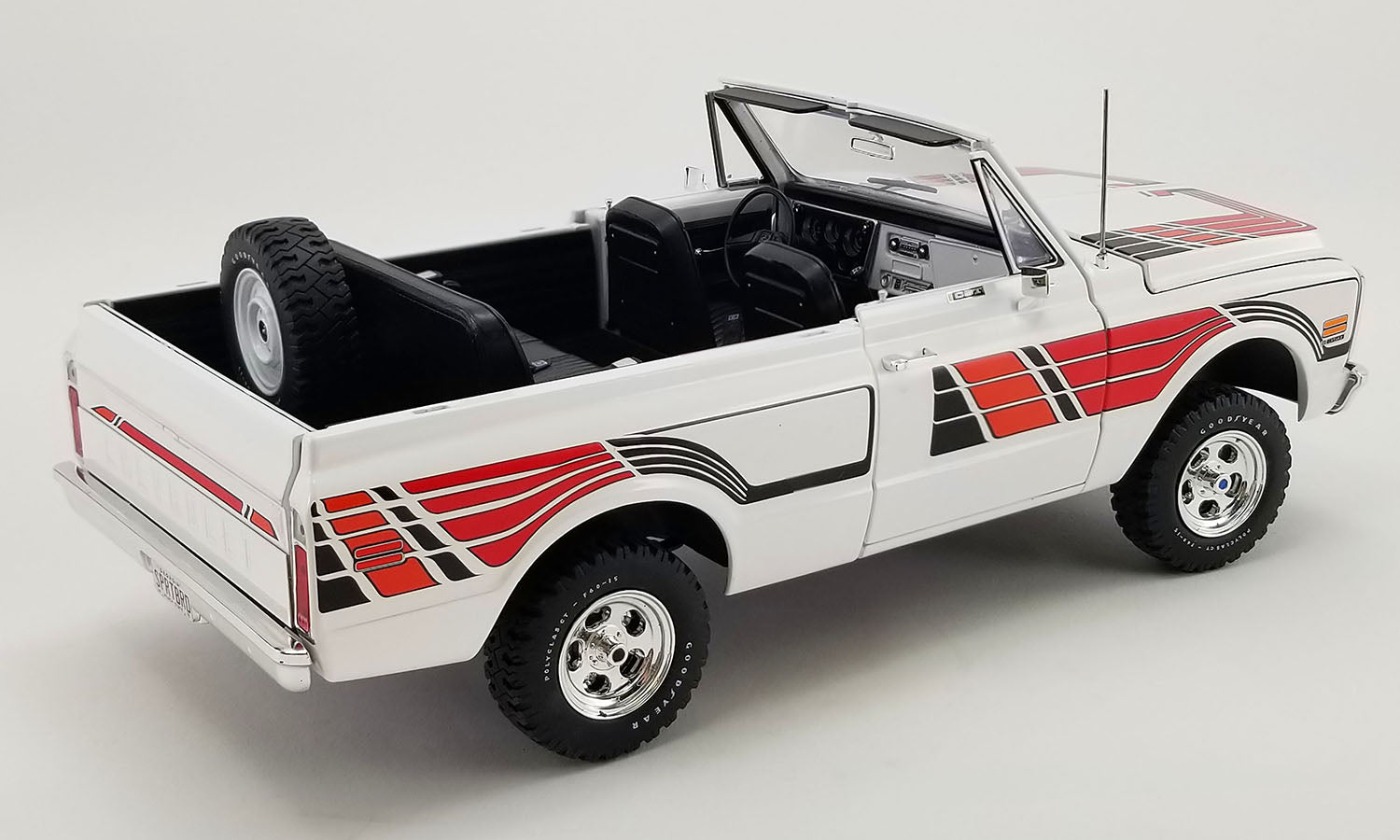 1/18 scale model of a 1972 Chevrolet K5 Blazer with white and red color scheme.