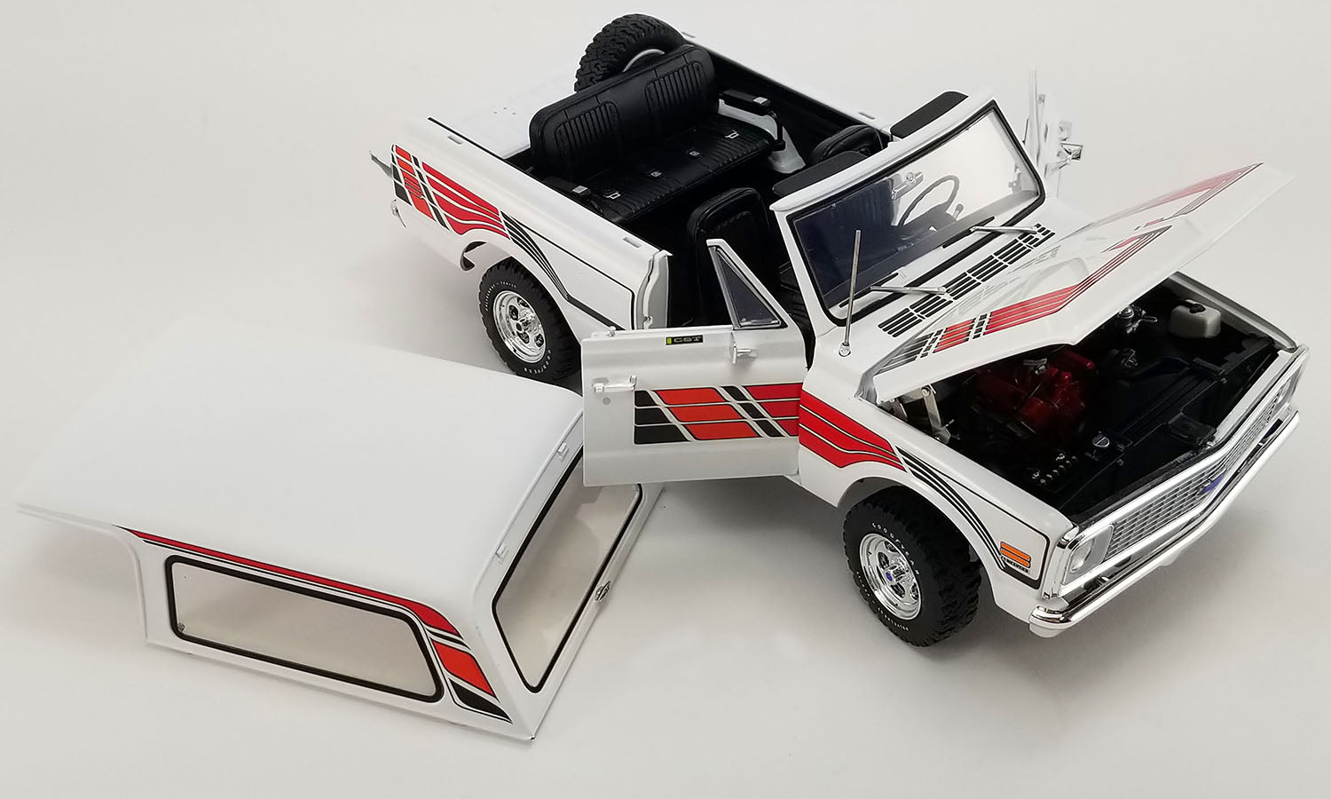 1/18 scale model of a 1972 Chevrolet K5 Blazer with white and red color scheme showing roof removed sitting next to the Blazer.