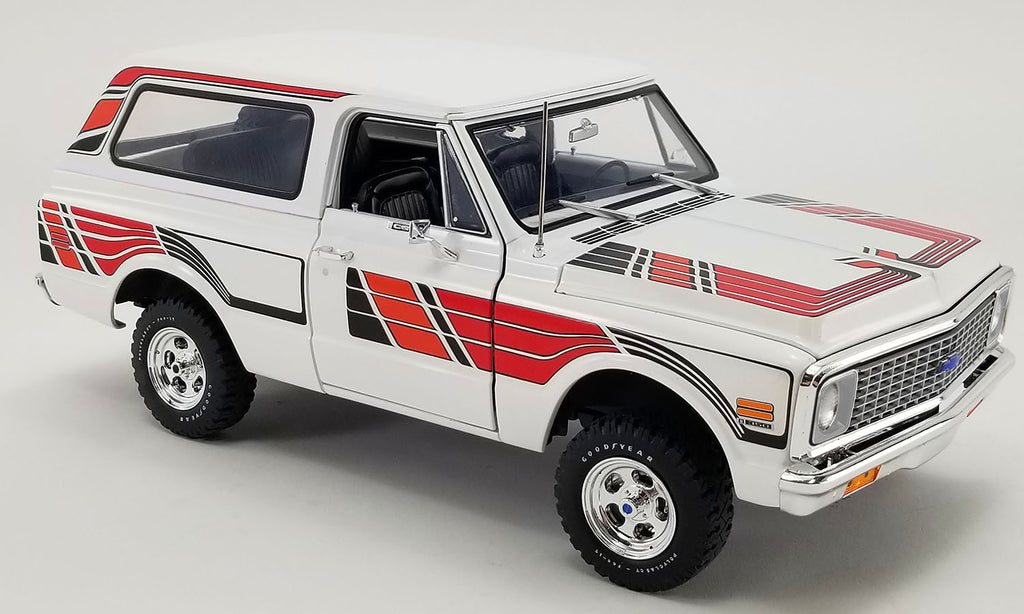 1/18 scale model of a 1972 Chevrolet K5 Blazer with white and red color scheme.